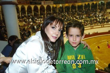 10022008
Liliana Quintero de Gilio y Arturo Gilio en una estelar corrida taurina.