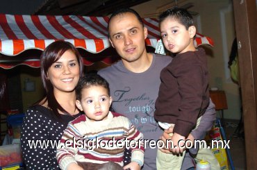 11022008
Karla de Cepeda, Edgardo Cepeda Esparza y los niños Diego y Edgardo Cepeda.