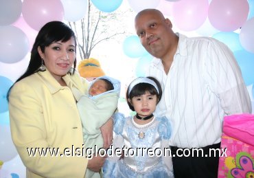 11022008
La festejada junto a sus papás Dulce Valadez y Enrique Sandoval, y de su pequeño hermanito Enrique.