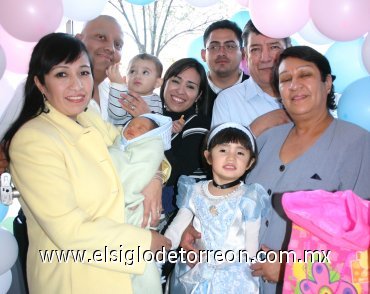11022008
Las familias Valadez Santiago, Cardona Valadez y Sandoval Valadez acompañaron a Ximena en su  festejo.