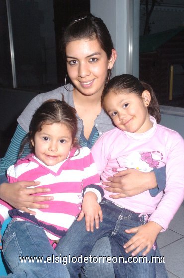 12022008
Ana Rosa Santillán, Natalia y Fernanda Urbina.