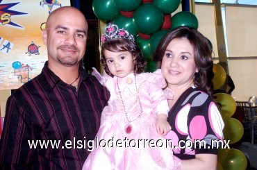 12022008
Divertida fiesta le ofrecieron a Giovanna sus padres Héctor Haimerich Castillo y Blanca Nancy Morales de Haimerich.