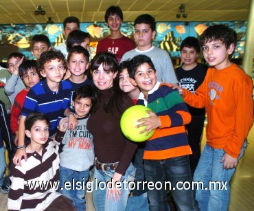 12022008
Jugando boliche es como Valente conmemoró su aniversario de vida.