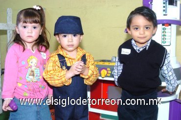 12022008
Marifer y Emiliano jugaron con el festejado.