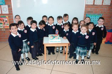 13022008
El cumpleañero junto a sus compañeritos de colegio.