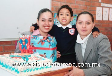 13022008
El festejado junto a sus maestras Haydeé Nevárez Barajas y Alejandra Zamora Rocha.