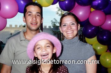 13022008
Fernanda con sus padres Rafael Velasco y Alicia Izquierdo.