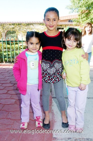 13022008
Yemile Issa, Astrid Babún y Sory Issa.
