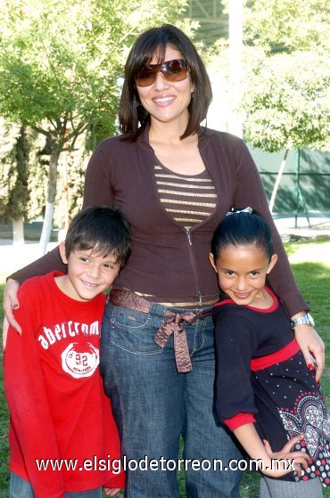 13022008
Zahir y Astrid Babún Dorantes cumplieron ocho años de vida, los acompaña su mamá Lourdes Dorantes de Babún.