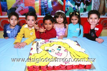 17022008
Araceli Montelongo González acompañada de sus amiguitos el día de su fiesta de  cumpleaños.