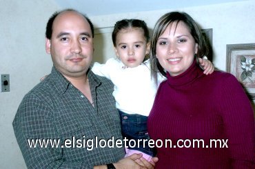 17022008
Con motivo de su cumpleaños, Daniela fue festejada por sus papás Santiago Luviano y Claudia Luján de Luviano.