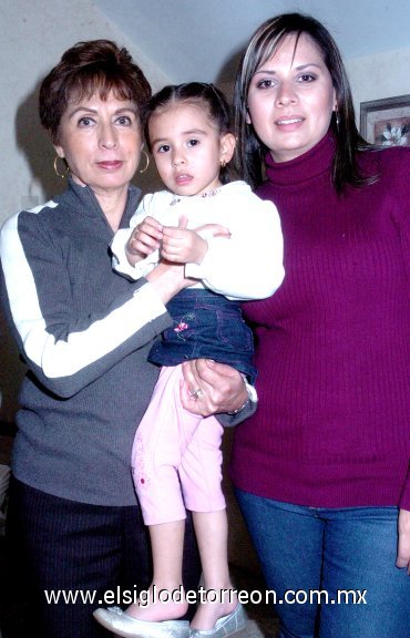 17022008
Daniela, Claudia y doña Graciela, forman tres generaciones.