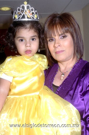 17022008
Farah Salum Reveles cumplió tres años de dad, la acompaña su mamá Candy Reveles  de Salum.