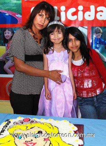 17022008
La festejada acompañada de su mamá Susana González Galindo y su hermana Stefhanie Montelongo González.