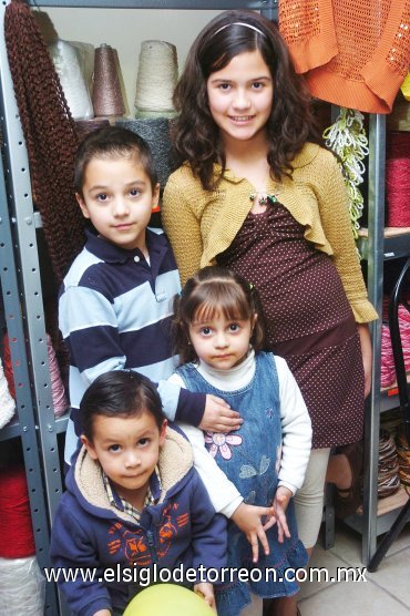 17022008
Lorenita, Luis Diego, Ángela y Toñito García.