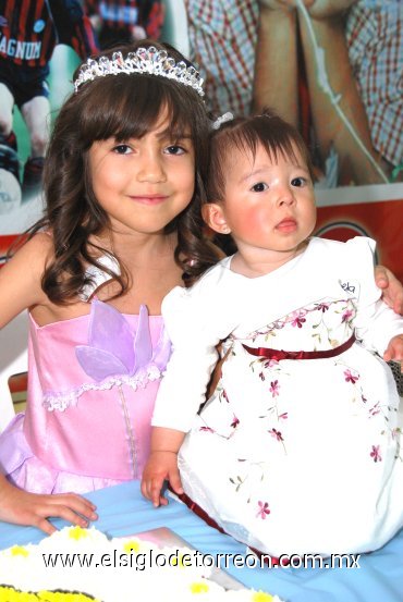 18022008
Araceli Montelongo González acompañada de la pequeña Daniela Montelongo Ramírez, el día de su cumpleaños.