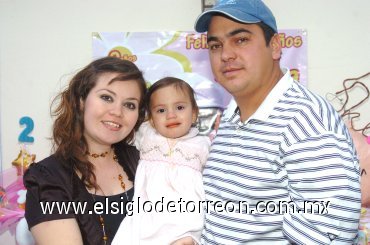 18022008
Paulina acompañada de sus papás Lizeth Salazar de Velasco y Alfredo Velasco Castellanos.