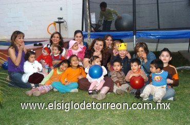 18022008
Paulina se divirtió al máximo con un numeroso grupo de amiguitos.