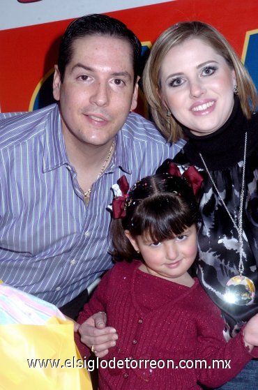 18022008
Quetita con sus papás Gabriel Gómez y Queta de Gómez.