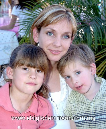 20022008
Mónica con sus hijos Alejandra y Armando Pérez Merodio.
