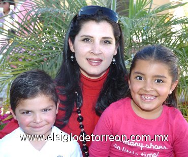 21022008
Flor, Marifer y Víctor Ruffo.