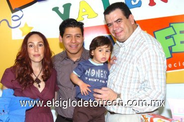 21022008
Óscar y Alicia González, organizaron una piñata al prqueño Valente.