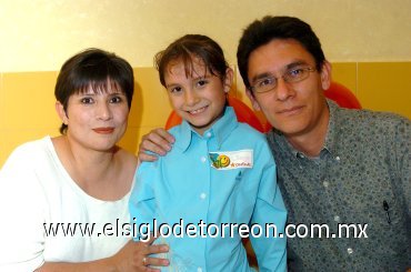 21022008
Yolanda Palomo y Paris Gómez, festejaron el octavo cumpleaños de su hija Diana Laura con una piñata.