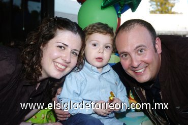 24022008
Matteo en la compañía de sus papás Carlos Braña y Elisabetta Giberti de Braña.