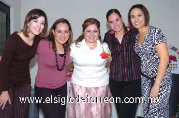 24022008
La novia y Angie López, Priscila Galván, Marcela Moreno y Marcela García.