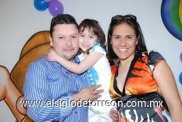 24022008
Frida con sus papás Isabel y César Martínez.