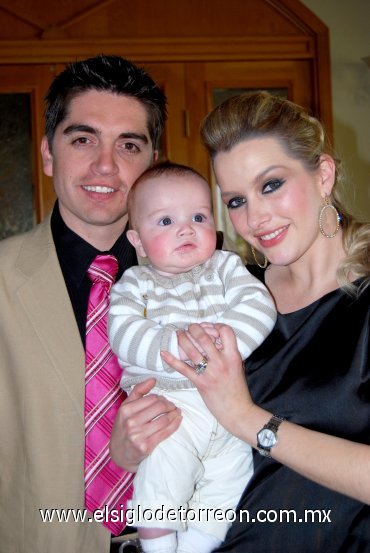 24022008
Luis Fernando Salazar Fernández y Karla M. Villarreal de Salazar con el pequeño Esteban.