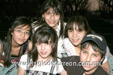 24022008
Marcela Hernández, Enrique Sada, Nidia Milán, Malú Buil y Buggy Sada.