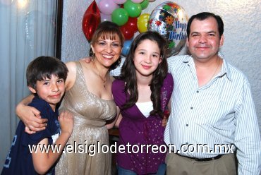 26022008
Ana Claudia con sus papás, Enna López Sánchez y Miguel Cárdenas González y su hermano Miguel.