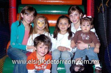 28022008
Ana Cristina, con un grupo de invitados, Frida Boehringer, Luisa Orduña, Diego Boehringer, Ana Paula y Regina Gilio Quintero.