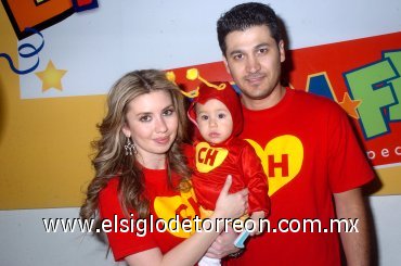 28022008
Chavita con sus papás Salvador Córdova Quiñones y Yuri de Córdova.