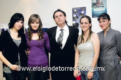 Laura Garza, Anilú Reed, Joaquín Huerta, Beatriz Murra e Ileana González.