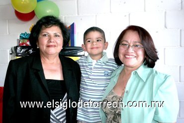 01032008
Cecilia Ávila y Esperanza Espíndola junto a su querido nieto.