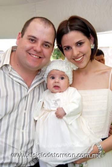 01032008
César Villalobos Martínez y Mónica Martínez de Villalobos con su hijita María Fernanda.