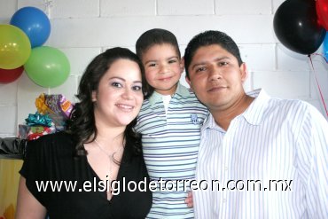 01032008
José Ángel con sus papás, Brenda Pérez y José Ángel Correa.