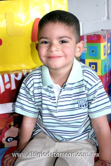 01032008
José Ángel Correa Pérez, feliz en su piñata por cumplir cuatro añitos.