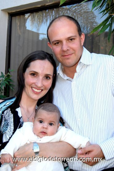 01032008
María Fernanda con sus padrinos José Manuel Portilla y Mariana Martínez de Portilla.