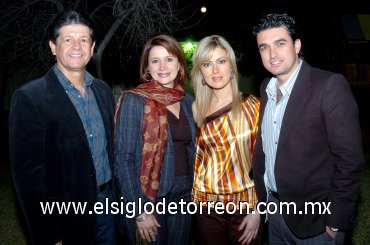 01032008
Karla Zúñiga y Alberto Rosales, junto a los anfitriones de la despedida Cayo y Anabel González.