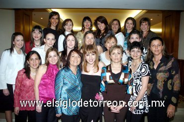 02032008
La futura novia acompañada por algunas de las asistentes a su despedida de soltera.