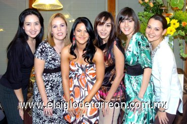 03032008
Lucero Kanno, Ale de la Fuente, Adrianna Reza, Karla Belmonte, Alicia Rodríguez y Karina Leal, en una despedida de soltera.