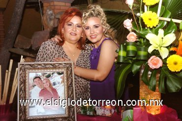 05032008
Verónica Jiménez fue despedida de su vida de soltera con una encantadora recepción prenupcial, organizada por su mamá Mercedes Rodríguez de Jiménez.