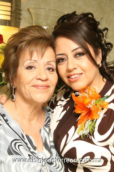 06032008
Ana Lucía junto a su mamá Alicia Álvarez de Pérez quien organizó recientemente una linda fiesta prenupcial.