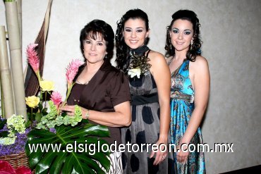 07032008
Aileen junto a las organizadoras de su despedida Beatriz de Ortiz y Beatriz Ortiz.