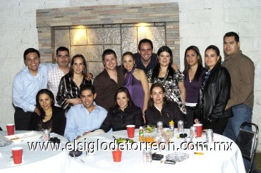 07032008
Los novios junto a sus amigos, Heber García, Cristina del Río, Mariana López, Rita Agüero, Óscar Arizpe, Blanca Sánchez, Pedro Fernández, Claudia Bartoluchi, Julián Jaime, Angélica Ortiz y Jorge Jiménez.