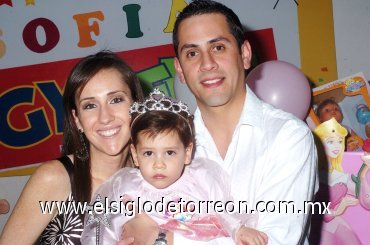 02032008
La pequeña cumpleañera Sofía a lado de su mamá Sandra Villegas