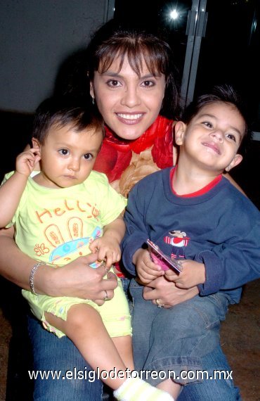 02032008
Karina Pachicano con los niños Danna Paulina y Pablo Sebastián